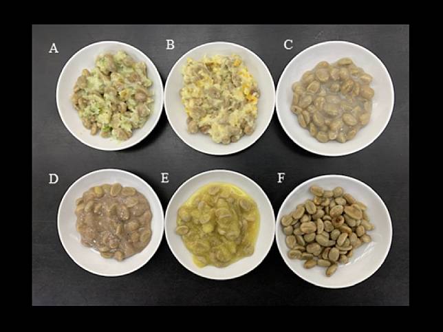 台東咖啡生豆結合水果醱酵製程（A：檸檬、B：柳橙、C：鳳梨釋迦、D：香蕉、E：鳳梨、F：對照組)。（圖片來源：農委會提供）