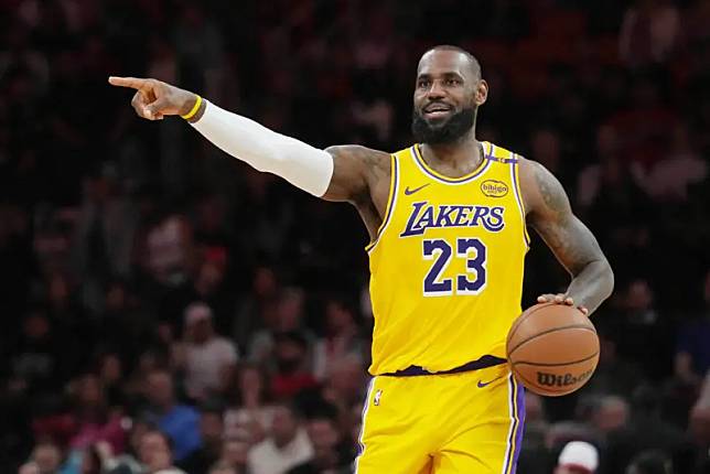 ▲洛杉磯湖人一哥「詹皇」LeBron James，在連續4場共20顆三分球落空後，終於在面對熱火的比賽中，命中外線，避免寫下更難堪的紀錄。（圖／美聯社／達志影像）