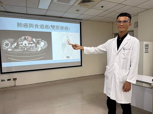 吳明駿醫師說明，食道癌（筆指處）高居國人十大死因的第九名，與肺癌的高風險因子都跟菸酒有關。（圖／臺中醫院）