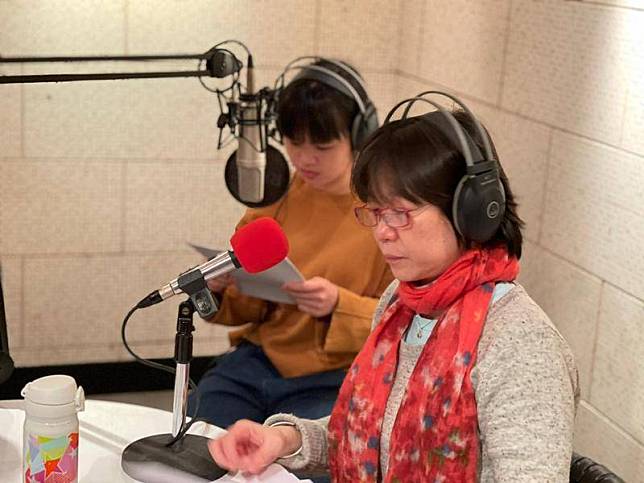 如果兒童劇團團長趙自強團隊製作Podcast「豬探長推理故事集」，節目中劇團總監徐婉瑩（前）也讓經典的兒童劇角色「豬探長」自聲音裡復活，盼孩子們可以跟著「豬探長」一起推理動腦，度過疫情時光。（如果兒童劇團提供）中央社記者趙靜瑜傳真 110年6月28日  
