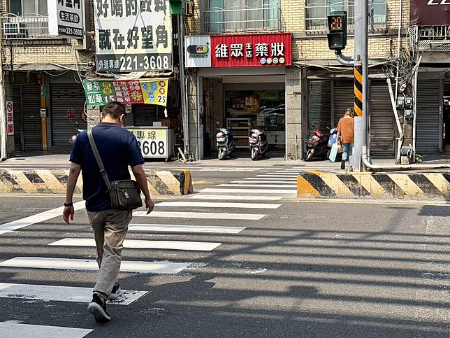 余志祥重回三年前妻兒車禍事發路口，現在已調整斑馬線、設置行人庇護島。記者萬于甄／攝影