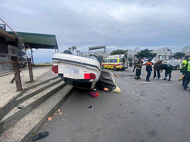 台九線大鳥路段發生大貨車和自小客車擦撞意外，造成自小客車整個翻覆。（記者鄭錦晴翻攝）