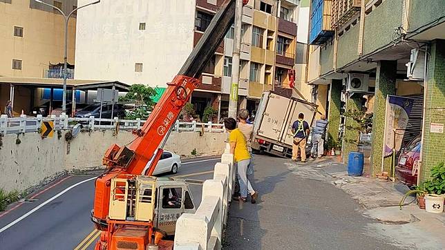 貨車司機自行連絡吊車協助脫困。（圖／翻攝自台南府城大小事）