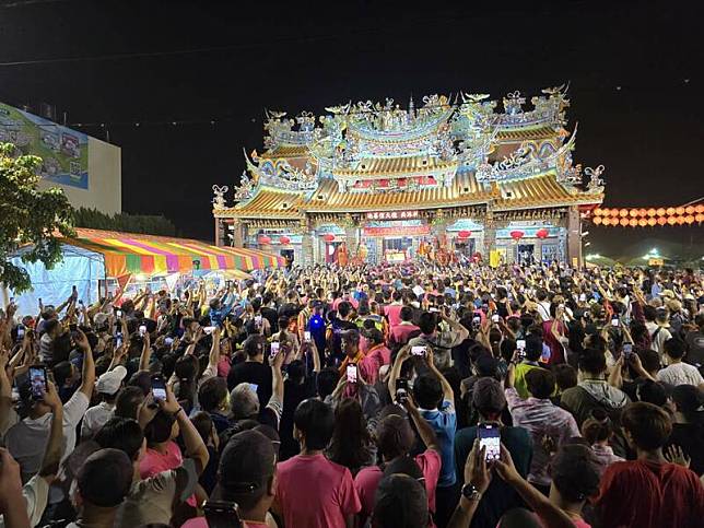 大甲媽鑾轎今天凌晨2點半才抵達清水朝興宮駐駕過夜，現場擠滿信眾，宛如不夜城。(民眾提供)