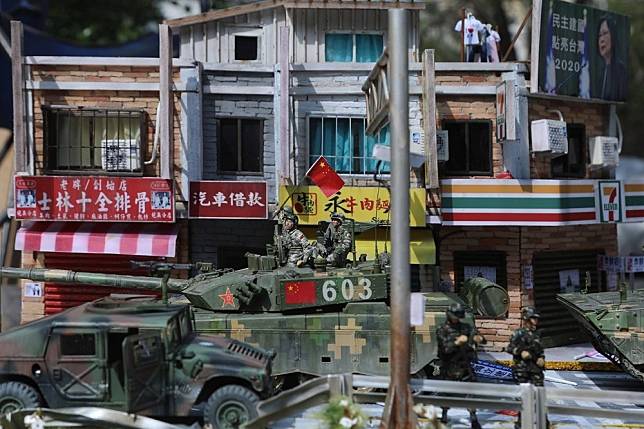 中國模型比賽中出現「台北不設防」模擬中共解放軍進入台北市。（取自「世界特種部隊與軍武料庫」臉書粉絲專頁）
