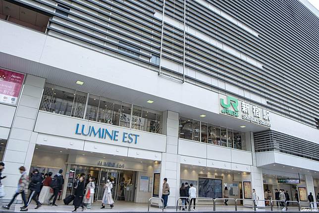 
<p>新宿LUMINE EST與JR 新宿站共構，在交通與地理位置上佔有完全優勢，網羅日本時尚、美妝和美食品牌，與LUMINE 1和LUMINE 2較為不一樣在於風格較為年輕，也是東京年輕女孩們掌握潮流文化的重要地，從充滿可愛的點心餐廳和甜點店來看，也能參透一二。</p><p>
</p><p>
</p><p>
<b>新宿LUMINE EST</b></p><p>
</p><p>
地址：東京都新宿区新宿3丁目38番1号</p><p>
營業時間：現因新冠肺炎影響，營業時間有所調整，請以官網公佈時間為主</p><p>
</p><p>
<a href=