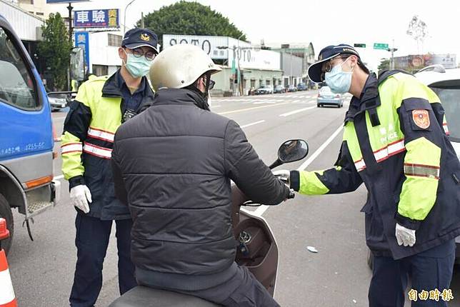 江姓鐵工屢犯酒駕，台中地院判刑8月並沒收機車。圖為警方酒駕取締場景。(資料照)