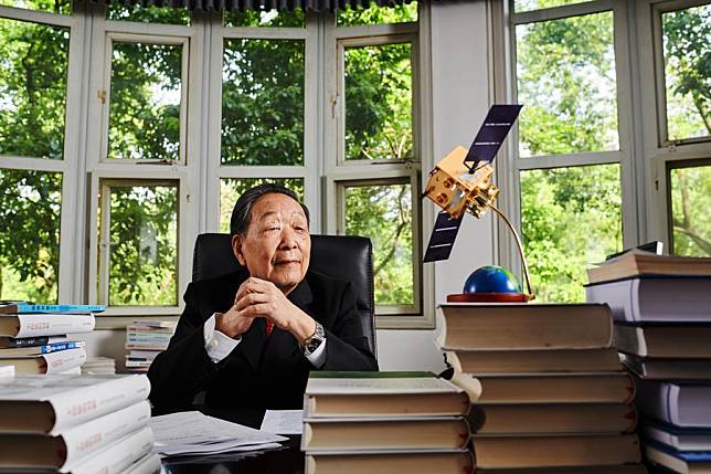 Li Deren sits inside his office at Wuhan University in Wuhan, capital of central China's Hubei Province, May 13, 2024. (Xinhua/Xiong Qi)