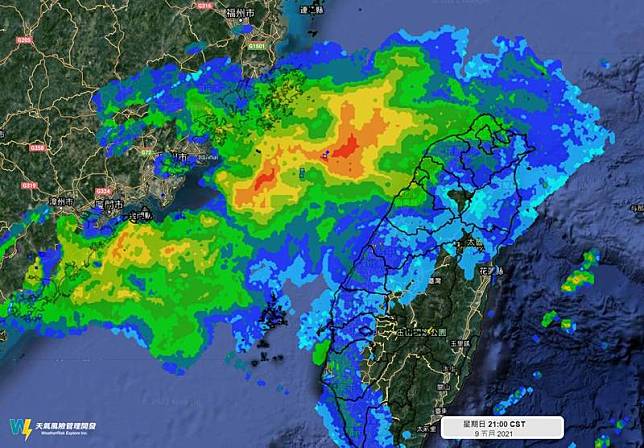 氣象粉專「天氣風險」在臉書PO圖，表示衛星雲圖上紅紅的雷達回波一大片，但雨滴實際上都蒸發了，很難下到地面上，原因是該福建沿海發展的對流，移到台灣海峽後就開始減弱，對流不再發展。(擷取自天氣風險 WeatherRisk粉專)