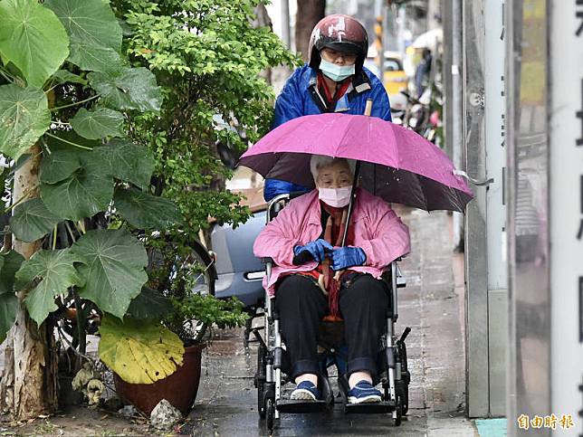 「台灣颱風論壇｜天氣特急」表示，明天晚上至下週一深夜，冷空氣正式向南衝，預估最冷的時段將落在下週三至下週四期間，中南部低溫也將下探1字頭。(資料照)