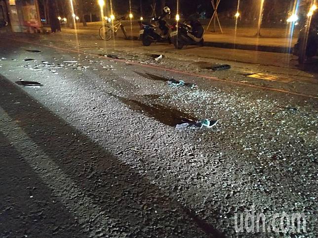 警方昨晚將楊男等人帶回後，現場留下四碎玻璃。記者邱奕能／攝影
