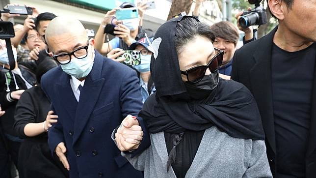 小S走光 大S怒斥張蘭模仿靈堂穿搭走光及塗紅甲原因曝| 中時新聞網| LINE TODAY