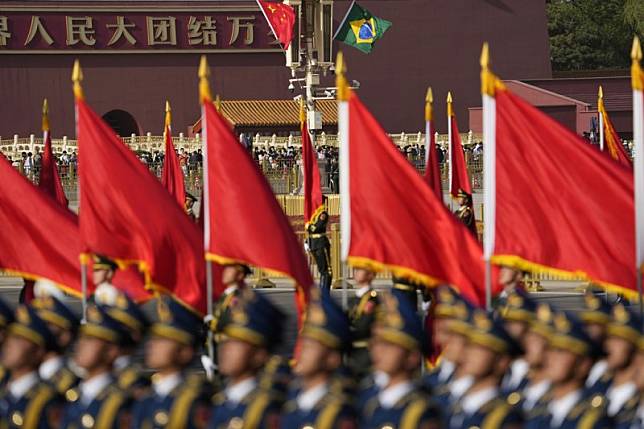 北京天安門廣場上的解放軍。（美聯社）
