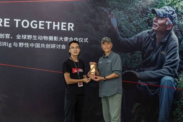 SmallRig Founder and CEO Zhou Yang Presents Certificate and Commemorative Medal to Xi Zhinong