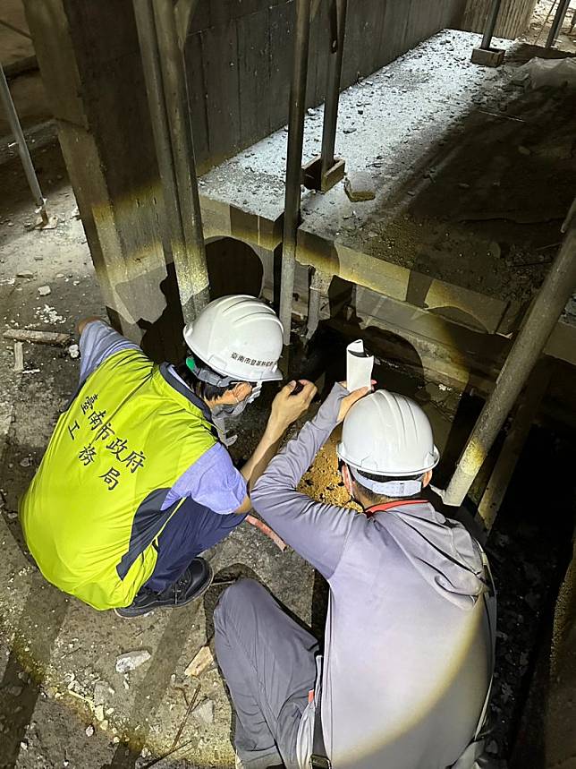 工務局突襲稽查建案工地，查獲多處陽性容器及孑孓，勒令停工一週，進行環境孳清。（工務局提供）