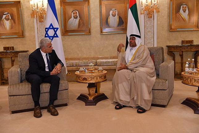 以色列外交部長拉皮德（左）29日抵達阿拉伯聯合大公國，成為首位正式訪問阿聯的以國部長級官員。（取自拉皮德推特）