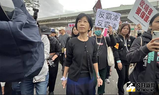 ▲柯文哲妻子陳佩琪現身民眾黨舉辦「拒絕官僚殺人！反霸凌 護勞權」大遊行。（圖／NOWnews攝影中心）