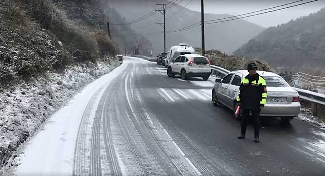 台7甲線思源埡口路段已降雪，和平警雪中實施交管維護安全。   圖：和平警察分局／提供