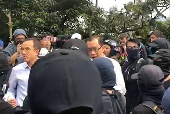 副校長吳基培到場與示威者溝通。 「中大校園電台」FB圖片