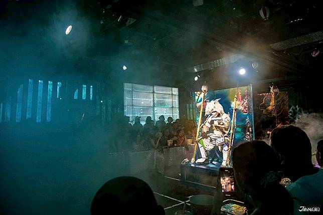 
<p>也許你是東京自由行的老手了，不想再去那些知名的觀光客景點，拍著千篇一律的打卡照嗎？在東京最豐富的夜生活集中地－新宿歌舞伎町，在炫彩奪目霓虹燈牆之下，有著比起原宿或秋葉原更加強烈的次文化氛圍，就在<b>機器人餐廳</b>（ROBOT RESTAURANT）留下一段迷幻又絢爛的畫面吧！</p><p>
</p><p>
<b>機器人餐廳 ROBOT RESTAURANT</b></p><p>
地址：東京都新宿区歌舞伎町1ｰ7ｰ7　新宿ロボットビルB2F</p><p>
門票：8,000日圓（購票時出示JAPANKURU獨家合作COUPON立即享有2,000日圓折扣）</p><p>
演出長度：90分鐘／場，<a href=