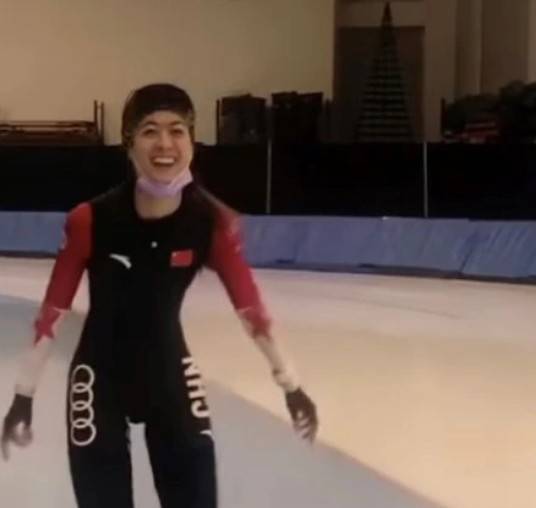 黃郁婷近日在個人Instagram、臉書上分享穿著中國隊隊服燦笑滑冰的影片。   圖：翻攝黃郁婷IG