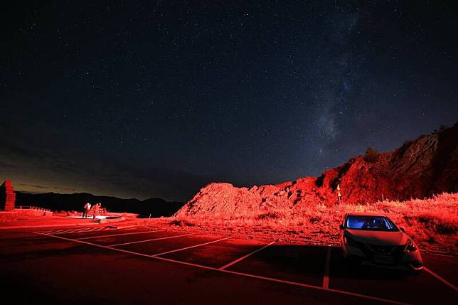 合歡山昆陽停車場遭投訴夜間紅通通，嚴重影響觀星品質。(許姓民眾提供)