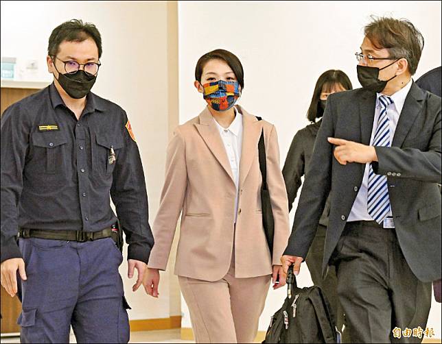 台北地檢署偵辦新竹市長高虹安被控詐領助理費案，昨再次秘密約談高虹安(中)。(記者方賓照攝)