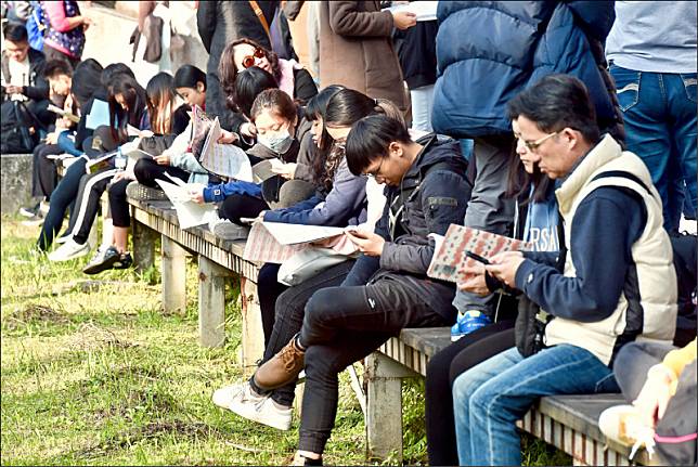 學測倒數七十八天，由於今年大學甄選招生缺額暴增，明年有不少校系下修參採科目數。圖為示意圖，人物與新聞無關。(資料照)