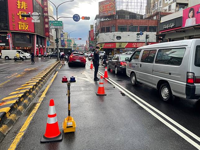 大雨大雨一直下！台南路面突然塌了　轎車等紅燈陷坑洞