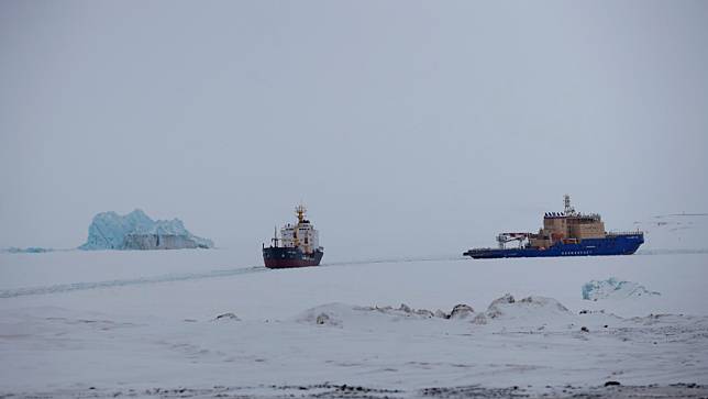 一艘破冰船2021年5月17日在俄羅斯亞歷山大地島附近替貨輪開路。美聯社