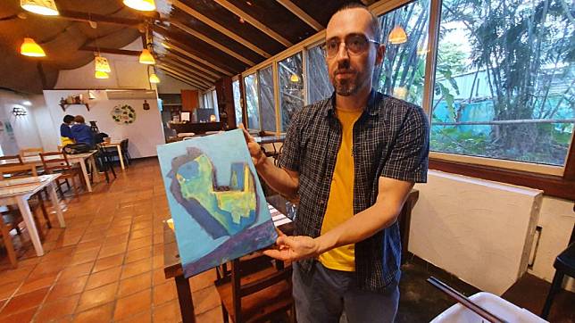 美籍畫家Andrew Rizzardi曾在烏克蘭教書，他以烏克蘭的藍黃色彩為主題，畫了十二幅故事畫進行義賣。（Andrew提供）