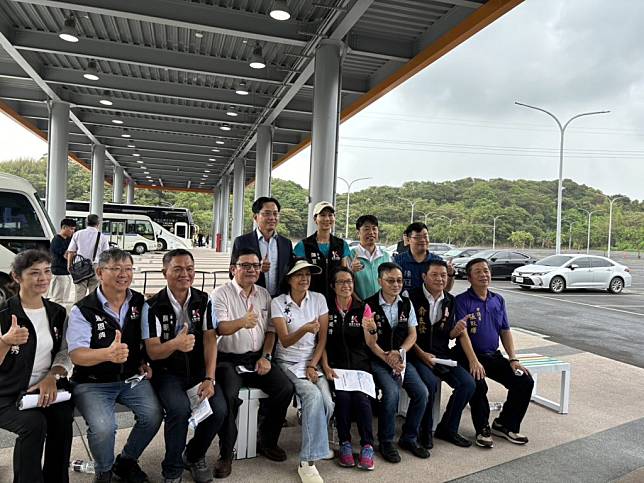 基隆市議會考察調和街轉運站，歷經十年終於使用，有十一席大客車月台、千餘小客車位。(記者王慕慈攝)