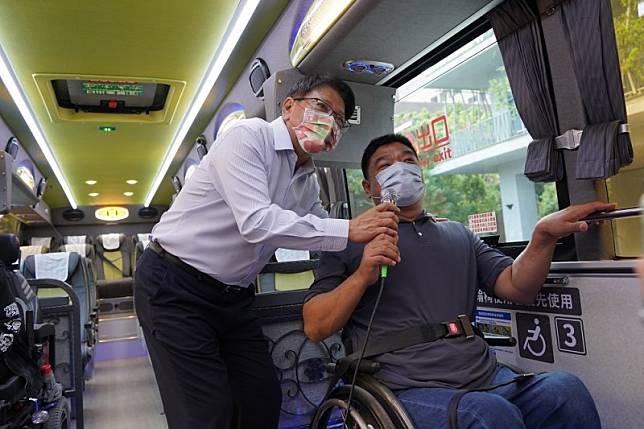 屏東客運公司推出的首輛大型無障礙巴士14日正式啟用。（圖／屏東縣政府交通旅遊處提供）