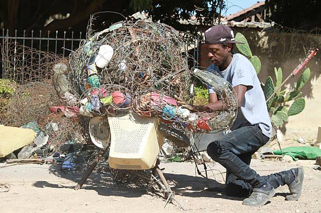 Zimbabwean mixed-media artist Johnson Zuze makes a sculpture with snare wire and other found objects at a workshop in Chitungwiza, Harare Province, Zimbabwe on July 3, 2024. (Photo by Tafara Mugwara/Xinhua)