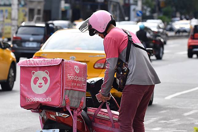 ▲外送平台崛起，路上都會看到外送員身影。（圖／NOWnews資料照片）