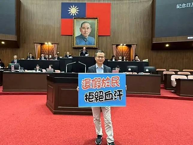 國民黨立委羅智強說，拒絕血汗，拒絕惡罷，不讓民進黨再次剝奪勞工假日。唯有讓「大罷免大失敗」，才能守住勞工權益，讓台灣進步向前！（圖／翻攝羅智強臉書）