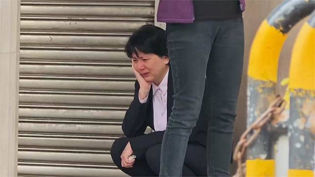 護病比入法，不過民眾黨主張納入設立諮詢委員會，未被國民黨接受，白委邱慧洳被目擊在場外痛哭。圖／台視新聞