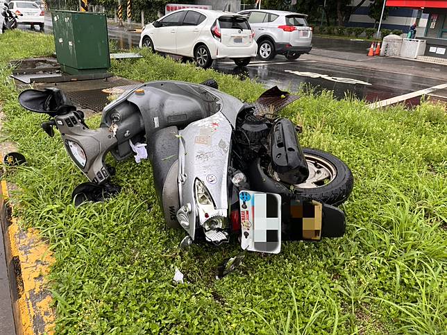 57歲的劉姓聯結車駕駛今上午，沿桃園市中壢區中園路往內壢交流道方向行駛，欲切換至外側車道時，疑似因視線死角，輾過直行的61歲邱姓女機車騎士，致使邱女當場無生命跡象，經送醫急救不治，將報請檢察官相驗。記者翁唯真／攝影
