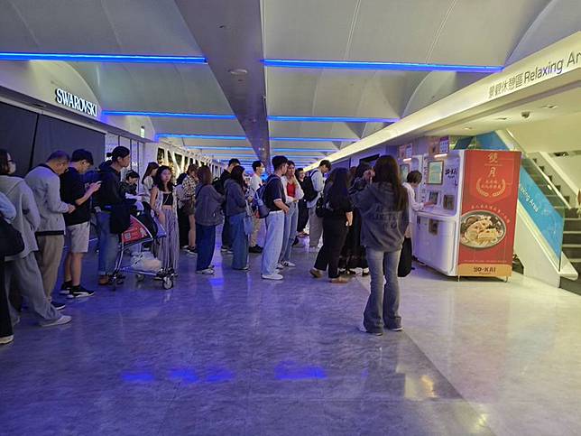 桃園機場第一航廈的無人拉麵機，成為搭乘紅眼班機旅客的覓食好夥伴。（翻攝Threads@hueyling966）