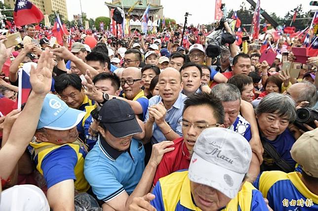 一名國民黨總統參選人韓國瑜的支持者，在今年6月1日準備參與韓國瑜凱道造勢時，對一名攝影記者比中指長達10秒。圖為凱道造勢照，與當事人無關。(資料照)