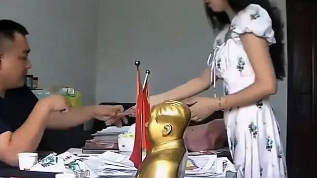 中國國企老董張祥在辦公室收賄。翻攝自X