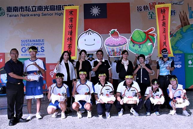 南光高中舉辦「學測破百誓師大會」，由師長致贈「包子、桂圓糕、粽子」等吉祥物給學生代表。（學校提供）