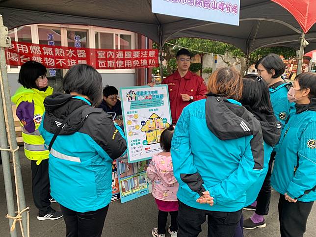 平鎮產業園區攜手消防局在送暖活動中更希望為社區居民構築一層安全屏障。圖：消防局提供