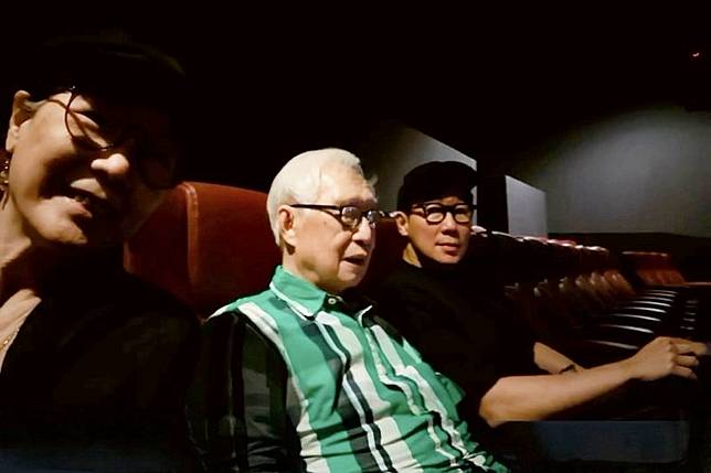 品冠（右）經常飛返大馬陪伴父母親。翻攝victorwong0226 IG
