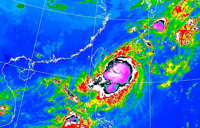 中颱小犬持續朝台灣逼近，中央氣象署持續發布海上、陸上颱風警報。（中央氣象署提供）