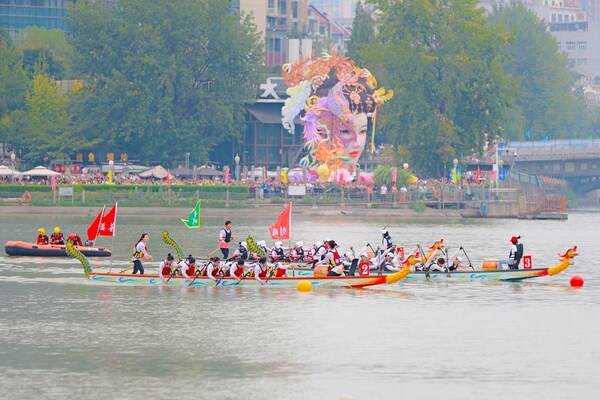 The annual Phoenix Boat opened at the 35th Guangyuan Women's Day, female team members on board competing bravely,people on the shore vie to watch.