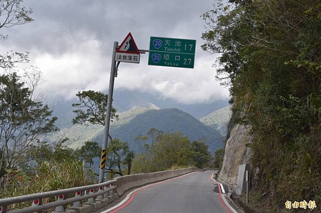 明天 (27日)雨量將達大雨以上等級，南橫公路高雄梅山口至天池路段將實施預警性封閉，不開放通行。(記者蘇福男攝)