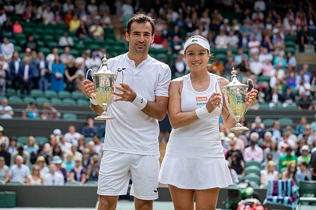 詹詠然(右)和混雙搭檔多迪格創下同一年在法網、溫網都奪冠的難得紀錄。(WTA提供)