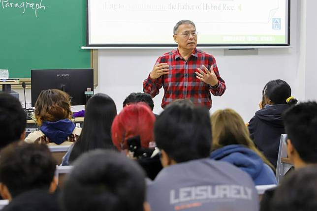 Volunteer teacher Dai Xilong gives a lecture at the Karamay campus of China University of Petroleum-Beijing in northwest China's Xinjiang Uygur Autonomous Region, Oct. 14, 2024. (Xinhua)