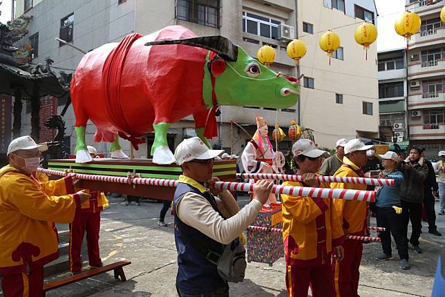 芒神及春牛開光點眼後恭送神農大帝出巡。（記者湯朝村攝）